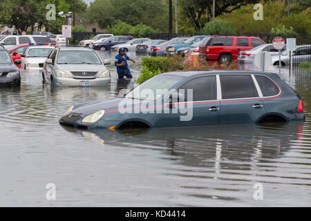 Vetture sommerse dall uragano Harvey a Houston, Texas, Stati Uniti d'America. Pesanti piogge dall'uragano ha causato inondazioni devastanti in tutta la città e dintorni Foto Stock