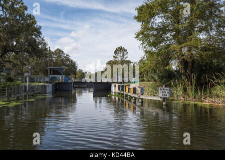 Burrell Lock & Diga di blocco di navigazione situato su Haines Creek, Central Florida USA il collegamento Lago Eustis al Lago di Griffin. Foto Stock