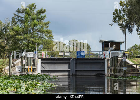 Burrell Lock & Diga di blocco di navigazione situato su Haines Creek, Central Florida USA il collegamento Lago Eustis al Lago di Griffin. Foto Stock