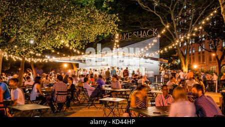 Una serata estiva a scuotere Shack a Madison Square Park. Midtown Manhattan, New York City Foto Stock