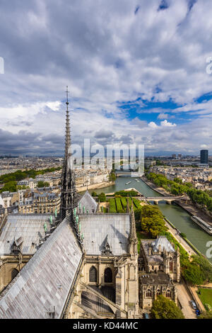 Vista in elevazione del Notre Dame de Paris con le sponde della Senna e dei tetti di Parigi. Parigi, Francia