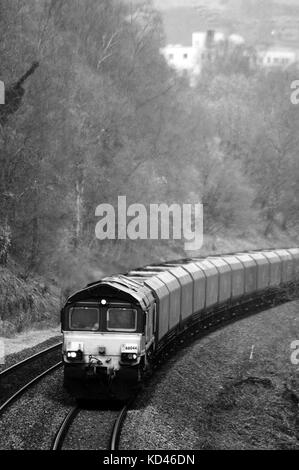 66044, a sud di trefforest, con un tower colliery - aberthaw stazione di potenza funzionante. Foto Stock