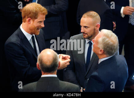 Il principe Harry parla con Ian Taylor, di General Dynamics UK, mentre presenta il Employer Recognition Scheme Gold Awards presso l'Imperial War Museum di Londra, alle organizzazioni di tutto il Regno Unito che hanno sostenuto i membri delle forze Armate e le loro famiglie offrendo formazione, tirocini di lavoro e impiego. Foto Stock