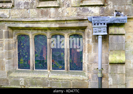 Vetrate colorate dettaglio da St. Nicholas Church, High Bradfield, Peak District, UK Foto Stock