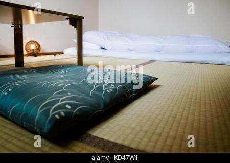 Tradizionale ryokan giapponese camera con tatimi tappetini e futon, Giappone Foto Stock