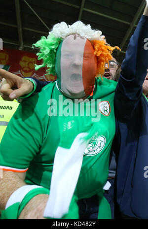 I tifosi della Repubblica d'Irlanda festeggiano negli stand dopo l'ultimo fischio della Coppa del mondo FIFA 2018 Qualifying Group D match al Cardiff City Stadium di Cardiff. PREMERE ASSOCIAZIONE foto. Data immagine: Lunedì 9 ottobre 2017. Vedi PA storia CALCIO Galles. Il credito fotografico dovrebbe essere: Nigel French/PA Wire. RESTRIZIONI: Solo per uso editoriale, nessun uso commerciale senza previa autorizzazione. Foto Stock