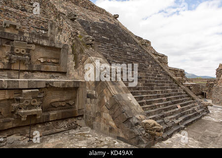 Piramide decorata con statue intagliate a teotihuacan sito archeologico in Messico Foto Stock
