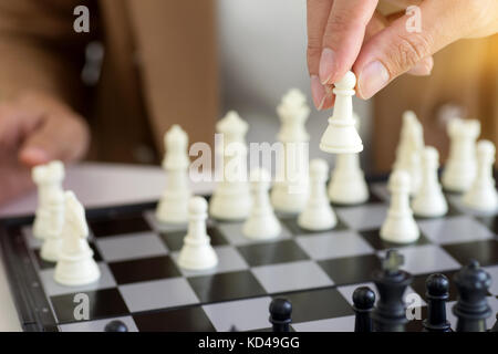 Imprenditore pensando a come giocare a scacchi il concetto di strategia di business per vincere Foto Stock