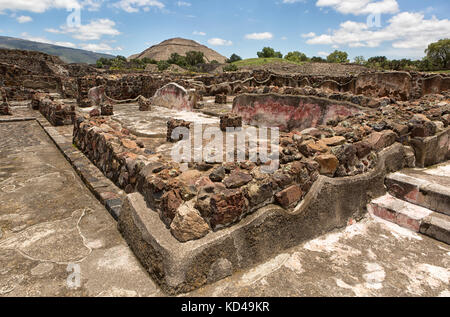 Maggio 15, 2014 teotihuacan, Messico: antiche rovine azteche superiore con la Piramide del sole in background all'teotihucan sito archeologico Foto Stock