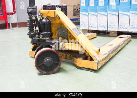 Impianto idraulico e ruote del transpallet manuale Foto Stock