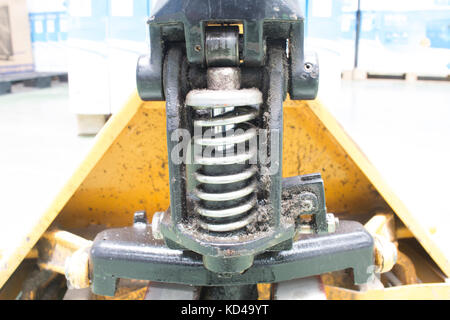 Il sistema idraulico del transpallet manuale Foto Stock