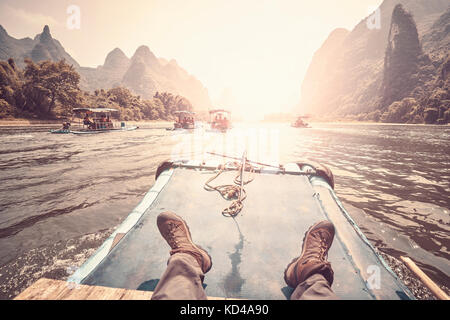 Il fiume li zattera di bambù da Guilin a xingping con sfondo a fuoco, tonificazione del colore applicato, Cina. Foto Stock