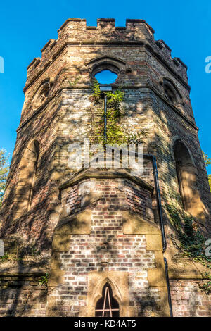 A metà del XIX secolo in stile gotico boathouse follia, accanto al lago di Potomac, in cattive condizioni, Gunnersbury Park, West London, W3, Inghilterra, Regno Unito. Foto Stock