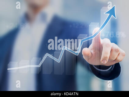 Imprenditore presentando uno sviluppo sostenibile concetto, concetto con grafico andando fino che mostra la crescita, il profitto o di successo Foto Stock