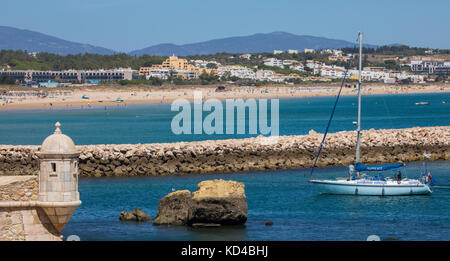 Una vista lungo la bellissima costa Algarve in Lagos, Portogallo. Meia Praia Beach può essere visto in background. Foto Stock