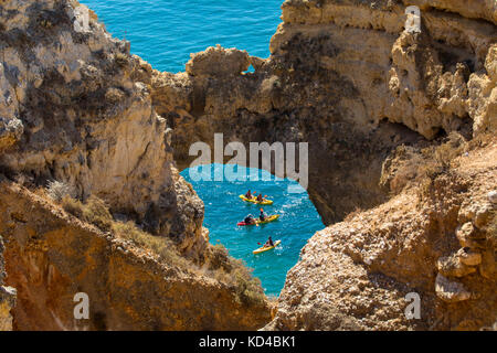 Una vista attraverso uno dei bellissimi archi di roccia da Ponta da piedade a Lagos, Portogallo. Foto Stock