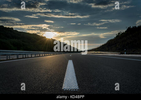 Nuova autostrada in Serbia, pronta ma non aperta al traffico Foto Stock