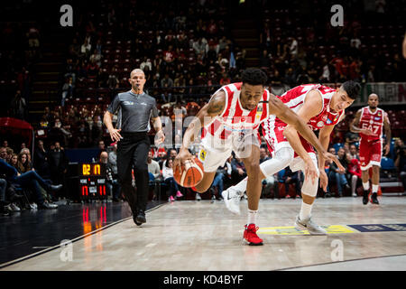 Assago, Italia. 08 ott 2017. milano, Italia - 8 ottobre 2017 Stanley okoye (#11 openjobmetis varese) sulla sinistra lotta per la sfera con simone fontecchio (# 13 ea7 Emporio Armani milano) durante una partita di basket italiana legabasket lega a tra ea7 Emporio Armani Milan vs openjobmetis varese a Mediolanum Forum. Credito: Roberto finizio/Pacific press/alamy live news Foto Stock