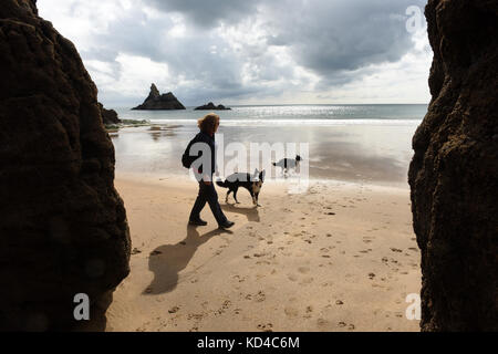 Broadhaven South beach con chiesa Rock in distanza, Pembrokeshire, West Wales, Regno Unito Foto Stock