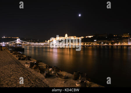 Budapest, Ungheria. vista aerea di budapest, Ungheria a notte. Il castello di Buda e Ponte delle catene, olocausto; Memorial. Foto Stock