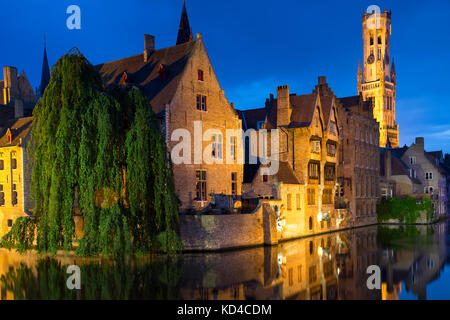 Famosa e pittoresca scena di canal edifici e belfry presso il Rozenhoedkaai a Bruges, Belgio Foto Stock