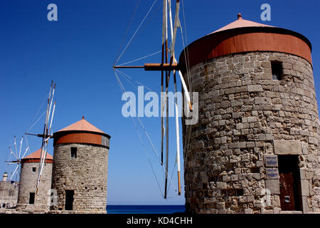 Mulini a vento vicino mandraki Harbour su Rodi Foto Stock