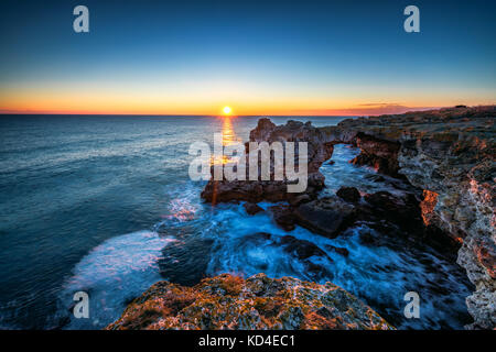 L'arco - formazione di roccia vicino a tyulenovo. lunga esposizione shot Foto Stock