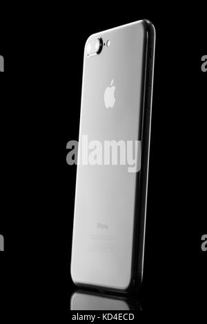 Varna, Bulgaria - 04 dicembre 2016: Studio shot di un iPhone 7 nero Plus, con doppia fotocamera da 12 MP, quad-core da 2,23 GHz e display da 1080 x 1920 pixel Foto Stock