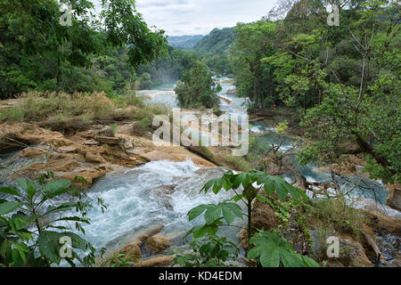 Aprile 16, 2014 tumbala, Messico: "agua azul' cascata è costituito da molti tipi di cataratta in seguito una dopo l'altra ed è una delle principali attrazioni o Foto Stock