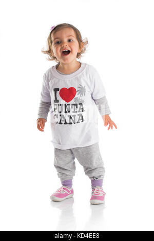 Varna, Bulgaria, 02.aprile.2017.piccolo felice bambina con t-shirt: io amo punta cana Foto Stock