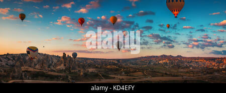 Sunrise sopra la valle di Cappadocia, Turchia. i palloni ad aria calda volando sul campo. Foto Stock
