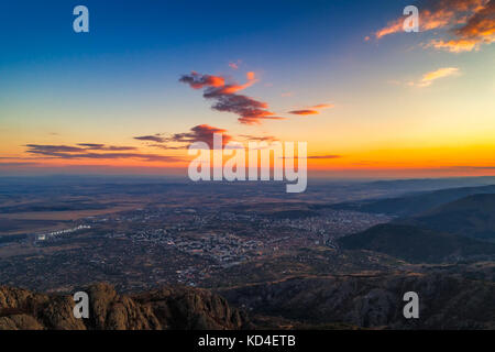 Tramonto spettacolare sopra la montagna colline e città sliven, antenna vista panoramica Foto Stock