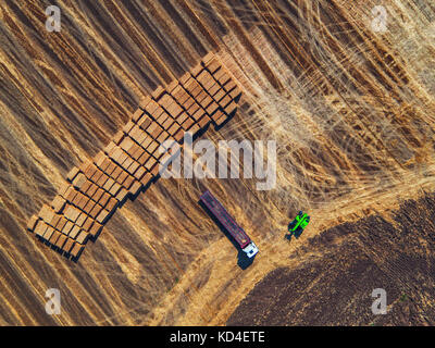Vista aerea del campo di raccolto e balle di fieno Foto Stock