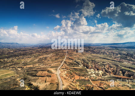 Vista aerea su scenic terreno della Cappadocia turchia Foto Stock