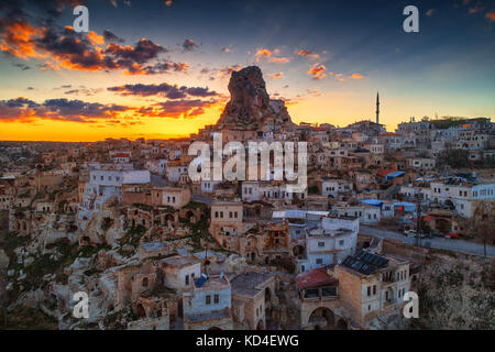 Veduta aerea del castello di uchisar nel tramonto. cappadocia. nevsehir provincia. la Turchia. Foto Stock