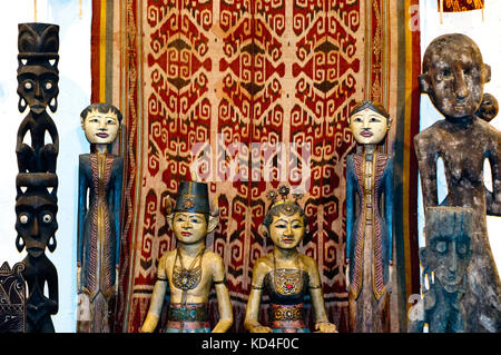 Tradizionale arte in vendita, negozio di antiquariato, main bazaar, kuching, sarawak, Malaysia Foto Stock