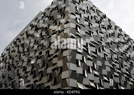 Edificio del parcheggio Charles Street Q-Park nel centro di Sheffield, Inghilterra, UK Metal Building, architettura modernista Foto Stock