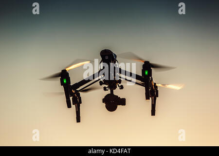 Varna, Bulgaria - Luglio 09,2016: Immagine del DJI INSPIRE 1 Pro Drone UAV quadcopter che scatta video 4K e immagini fisse 16mp ed è controllato via cavo Foto Stock