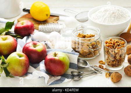 Ingredienti per la cottura in forno di apple e torta di noci Foto Stock