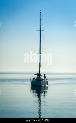 Yacht con vele verso il basso entrando in oakville marina sul lago Ontario Foto Stock