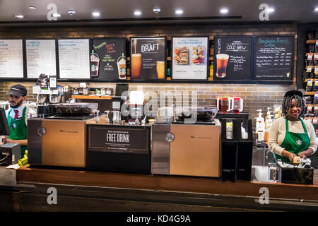 Washington DC, Downtown, Starbucks, Starbucks Reserve Roadowery & Tasting Room, coffee Company, coffee house, negozio di lusso, banco, uomo nero uomo maschio, donna f Foto Stock
