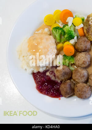 Un piatto di polpette di IKEA, purè di patate, sugo di crema, salsa di lingonberry, verdure miste e un medaglione di patate-verdure (grönsakskaka). Foto Stock