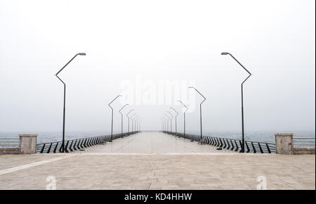 Nebbioso giorno sul terrapieno di città Foto Stock