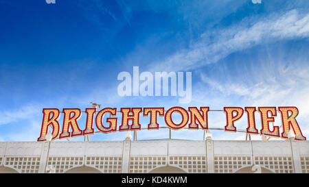 Brighton Pier firma in lettere illuminate al neon contro il cielo blu, Brighton Pier, Brighton, East Sussex, Inghilterra Foto Stock