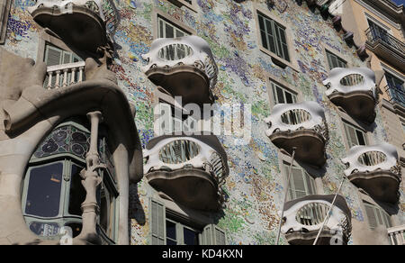La facciata esterna della Casa Batllo progettato da Antoni Gaudì Barcellona Spagna Foto Stock