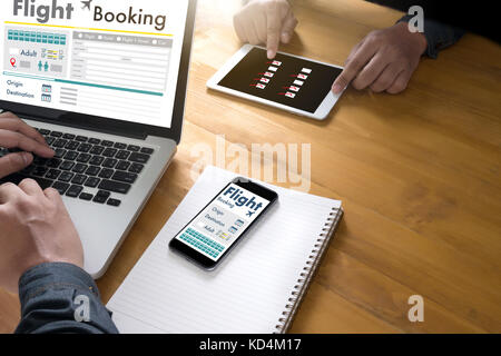 Vai prenotazione di un volo aereo biglietto online prenota concept Foto Stock