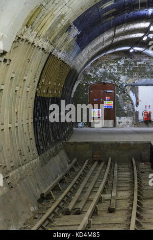 Tracce di tubo all'interno del vecchio abbandonato chiuso aldwych stazione della metropolitana di londra Foto Stock