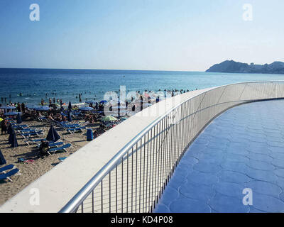 Percorso vicino alla spiaggia di Poniente di Benidorm (Spagna) durante la stagione estiva Foto Stock