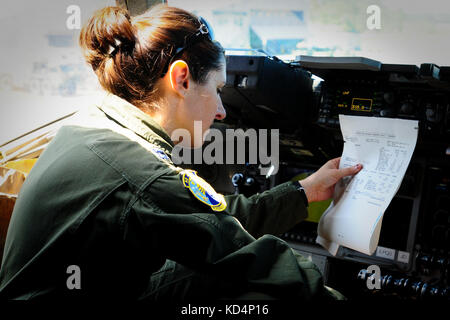 Us Air force cpt. molly sanford, un c-17 pilota con la 315Airlift Wing, prepara l'aeromobile prima del volo. la Carolina del Sud esercito nazionale della guardia 1-118th combinato battaglione di armi (cabina) partecipa a pesanti operazioni di trasporto aereo aprile 10-11, 2014 presso Wright Army Airfield (waaf), hinesville ga., per dimostrare il giunto, forza totale, capacità dell'esercito s.c. guardia e US Air Force della riserva 315Airlift Wing. soldati e aviatori ha lavorato all' unisono in due giorni per caricare e fissare quattro dell'1-118th della cabina nuova m1a1sa abrams principali serbatoi di battaglia su quattro US Air Force c-17 pl di trasporto Foto Stock