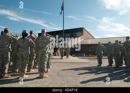 Timmonsville, s.c.-- Carolina del Sud esercito nazionale guardia, 133polizia militare azienda da timmonsville, s.c., in onore dei tre soldati che hanno perso la vita il 20 giugno 2012, durante la loro distribuzione per provincia di Khost, Afghanistan, a un memoriale di dedizione ceremmony gen. 4, 2013 al di fuori del loro arsenale. (Guardia nazionale foto di staff sgt. tracci dorgan- rilasciato) Foto Stock